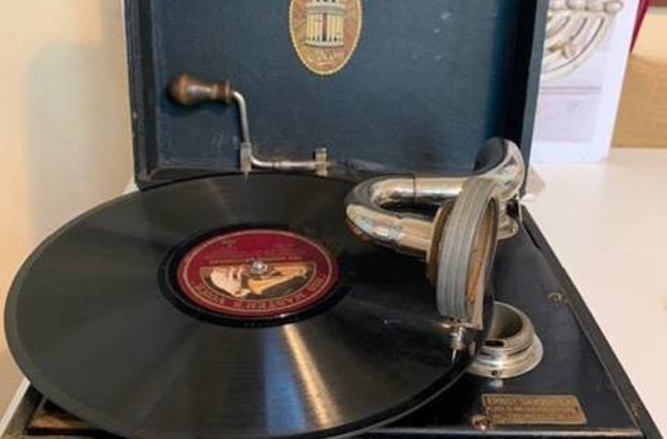 Sveivegrammofon fra Ernst Savosnicks urmaker- og musikkforretning